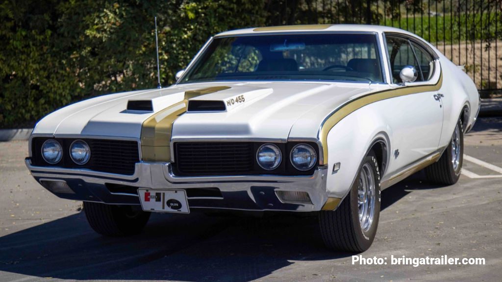 Photo of a White and Gold 1969 Hurst Olds 455 American Muscle Car